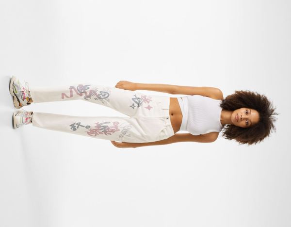 Bershka Graffiti Print Mom Fit Jeans Dames Wit | p9Uk2LrzjOF