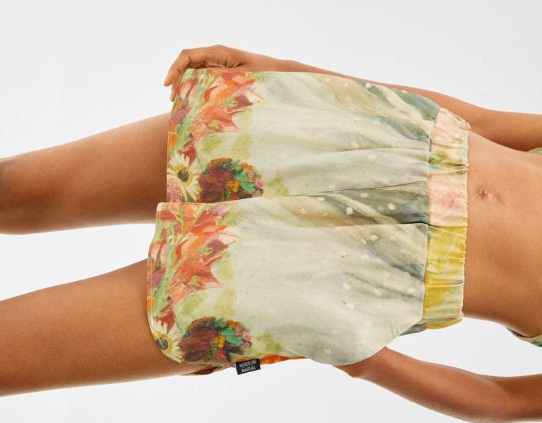 Bershka Art Series Satin Finish Bermuda With Floral Print Korte Broek Dames Gekleurd | oAKWDbia5Mj