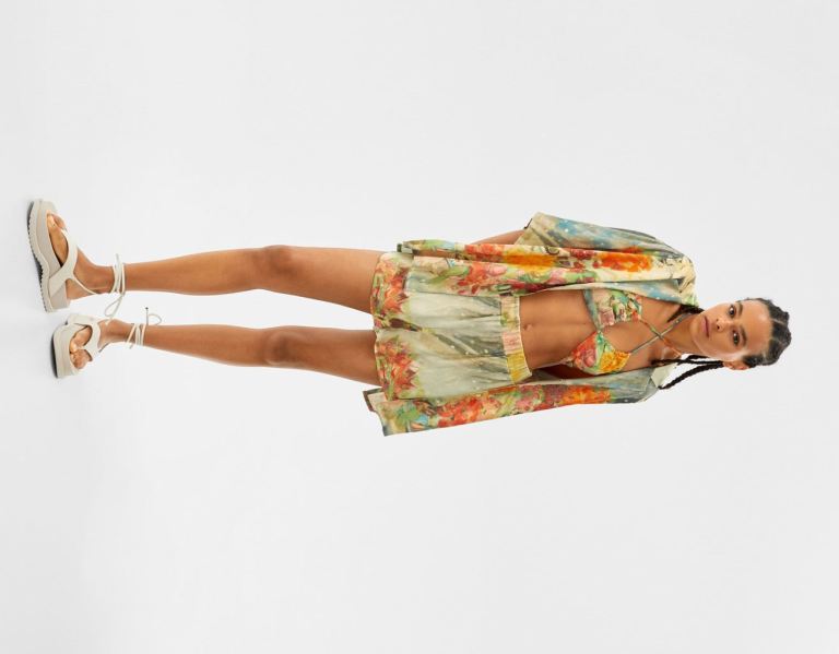 Bershka Art Series Satin Finish Bermuda With Floral Print Korte Broek Dames Gekleurd | oAKWDbia5Mj