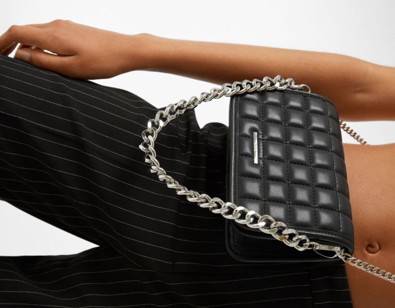 Bershka Gewatteerd Hand With Chain Tassen Dames Zwart | YXLLpBjo4kl
