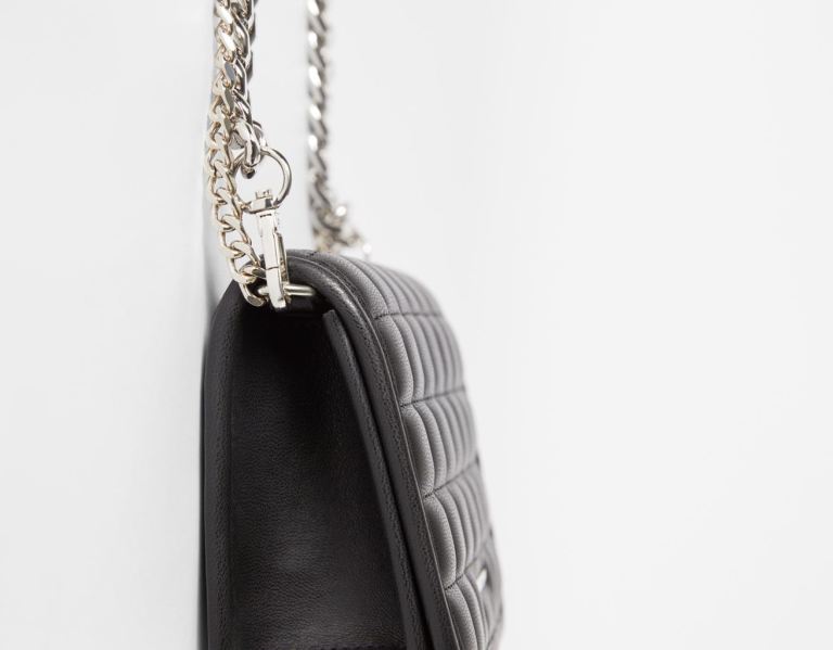 Bershka Gewatteerd Hand With Chain Tassen Dames Zwart | YXLLpBjo4kl