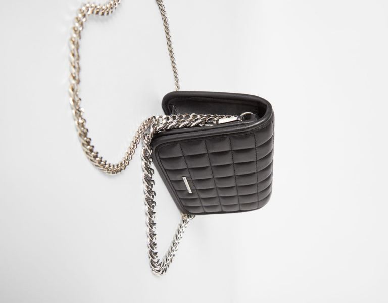 Bershka Gewatteerd Hand With Chain Tassen Dames Zwart | YXLLpBjo4kl