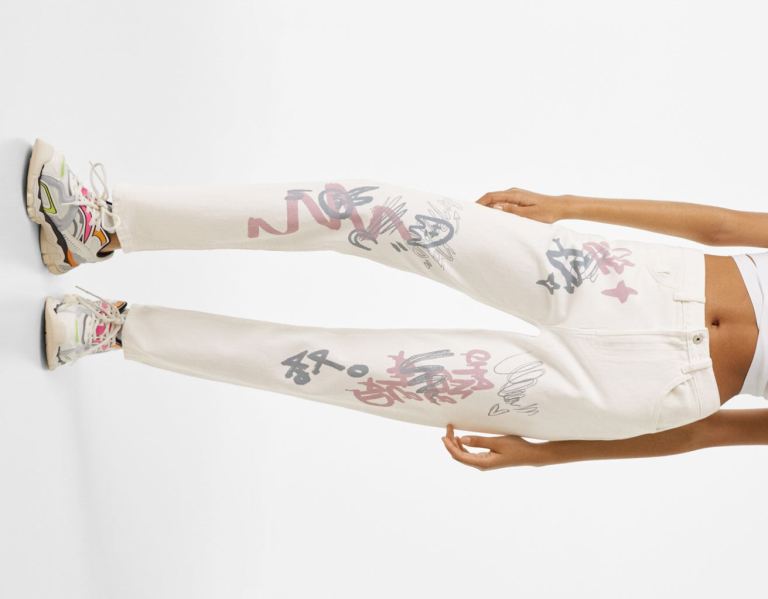 Bershka Graffiti Print Mom Fit Jeans Dames Wit | p9Uk2LrzjOF
