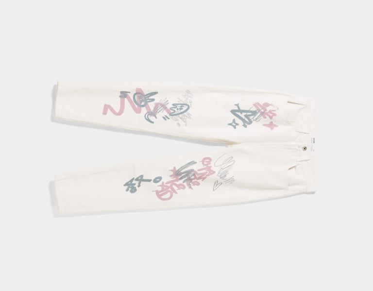 Bershka Graffiti Print Mom Fit Jeans Dames Wit | p9Uk2LrzjOF