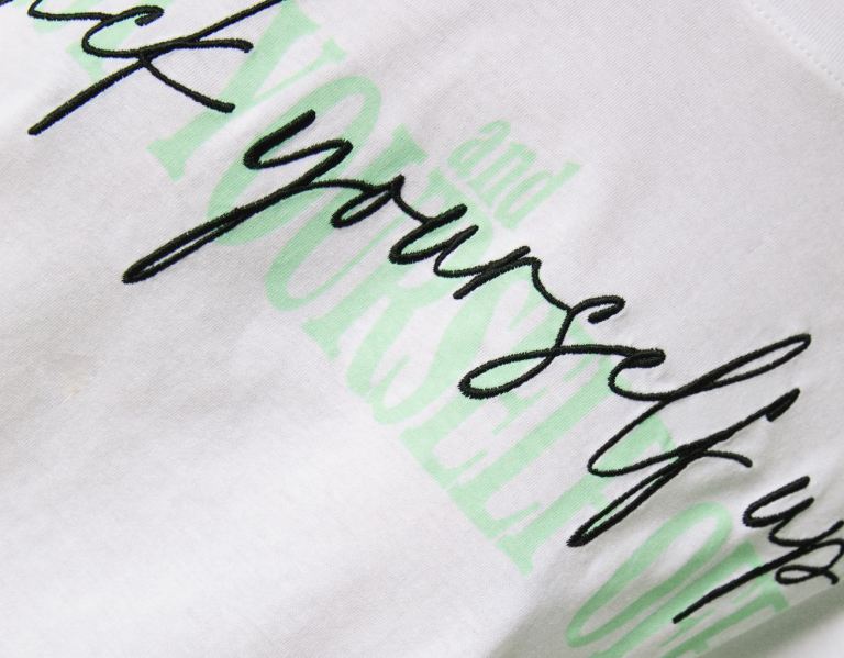 Bershka Kort Sleeve With Embroidered Print T-shirts Dames Wit | SVIjTO7akxv