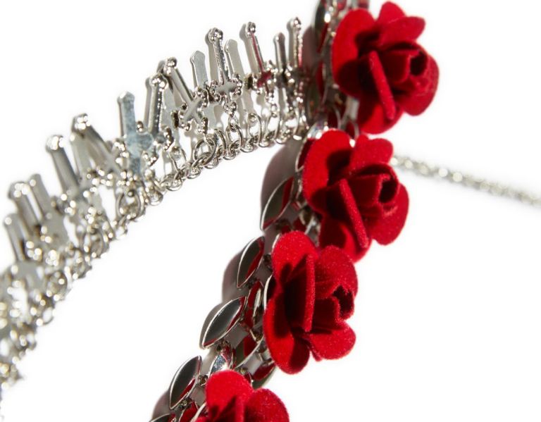 Bershka Set Of 2 Choker Necklaces With Crosses And Roses Sieraden Dames Zilver | h7nh1FBWAoZ