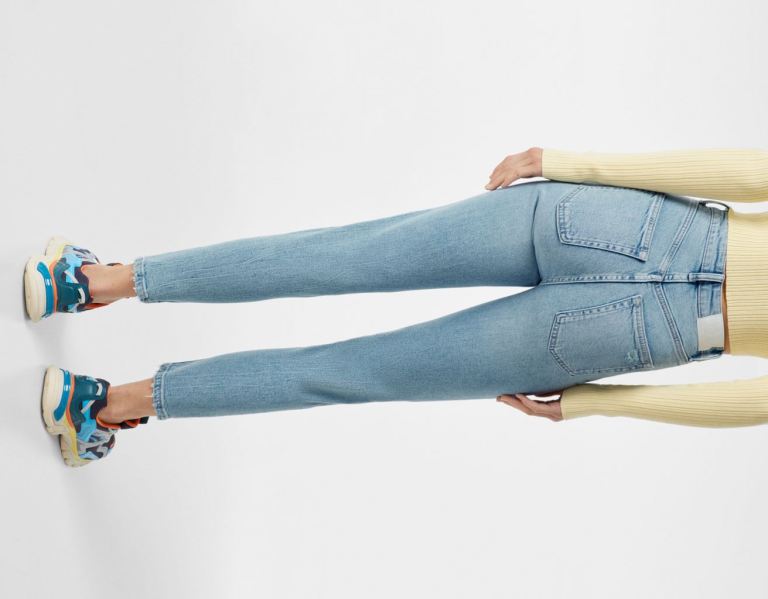 Bershka Slim Comfort Fit Mom Jeans Dames Lichtblauw | KQCmy5E3iiZ