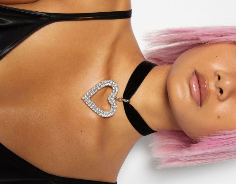 Bershka Velvet Choker Necklace With A Rhinestone Heart Sieraden Dames Zwart | m0ys1pNccJq